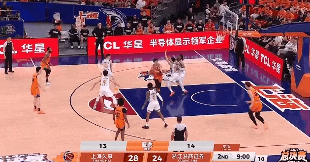 乐鱼专属资源-王哲林第一节扣篮被篮框封盖，第二节双手暴扣被犯规拦下
